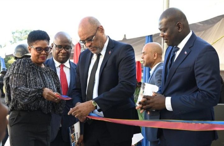 Le Premier Ministre, Dr Ariel Henry et le Directeur Général du Fonds National de l'Éducation(FNE), Jean Ronald Joseph