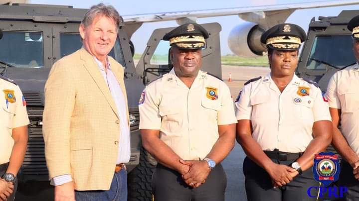 le Directeur Général de la Police Nationale d’Haïti, Frantz Elbé, en présence de l'Ambassadeur des États-Unis en Haïti, Dennis Bruce Hankins