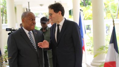 l'Ambassadeur de France en Haïti, Fabrice Mauriès et le premier ministre Dr Garry Conille