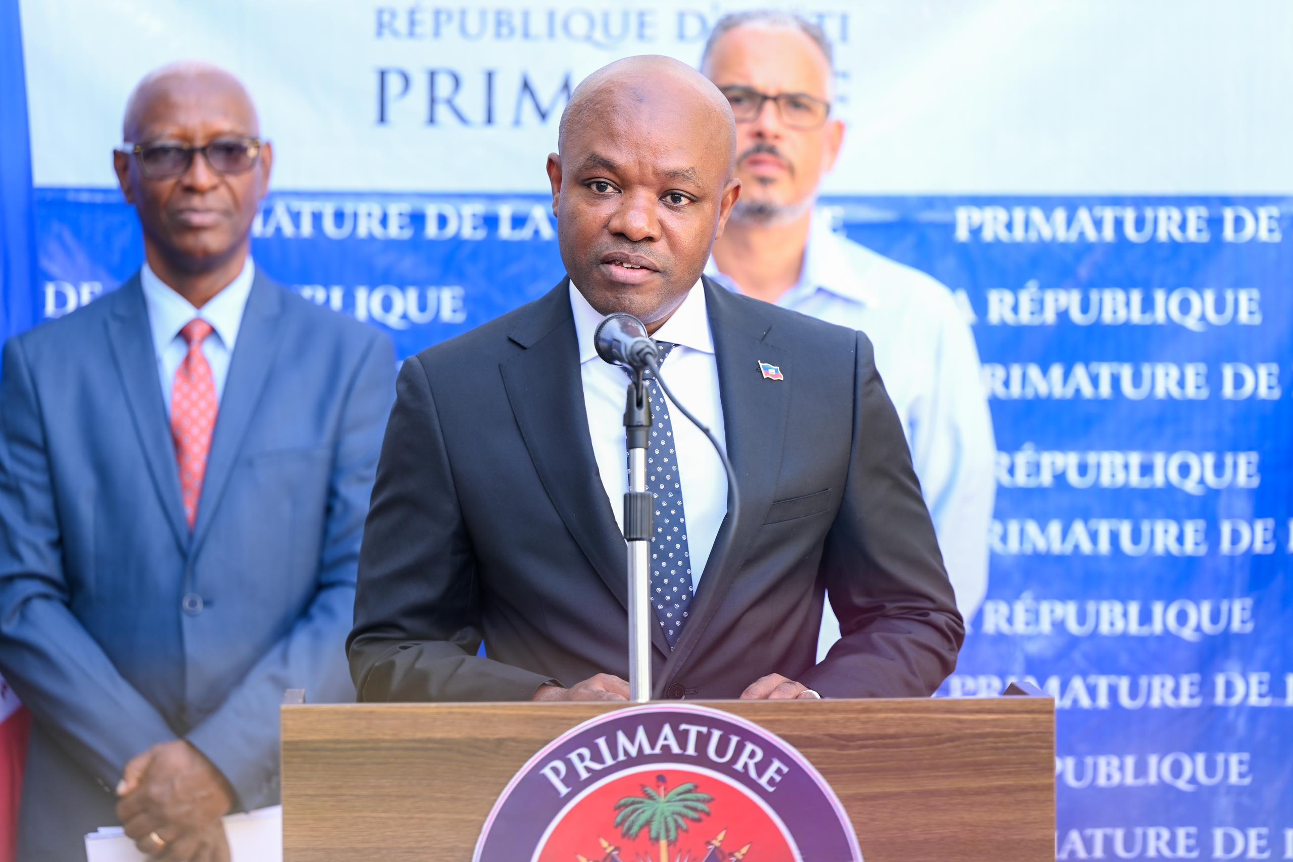 M. Herwil Gaspard, Ministre chargé de la Solidarité et des Affaires humanitaires, lors de son installation par le Premier Ministre Alix Didier Fils-Aimé