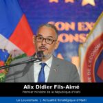 Le Premier ministre Alix Didier Fils-Aimé s’exprimant à la tribune lors de l’annonce de la circulaire 017 imposant des restrictions budgétaires à l’administration publique haïtienne.