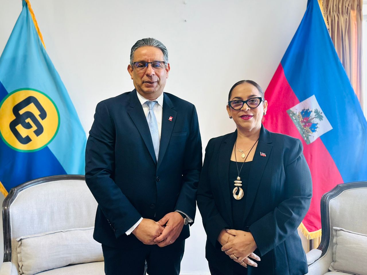 La ministre des Affaires étrangères et des Cultes, Raïna Forbin, a accordé une audience au Consul général du Pérou en Haïti et doyen du Corps consulaire honoraire, Dimitri Léger.