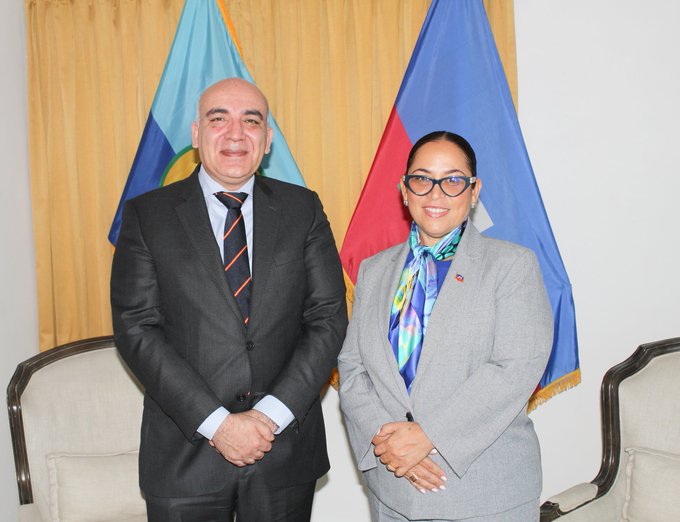 La ministre des Affaires étrangères et des Cultes, Raïna Forbin, a échangé ce mardi avec l’ambassadeur du Royaume d’Espagne en Haïti, Marco Antonio Peñín Toledano.