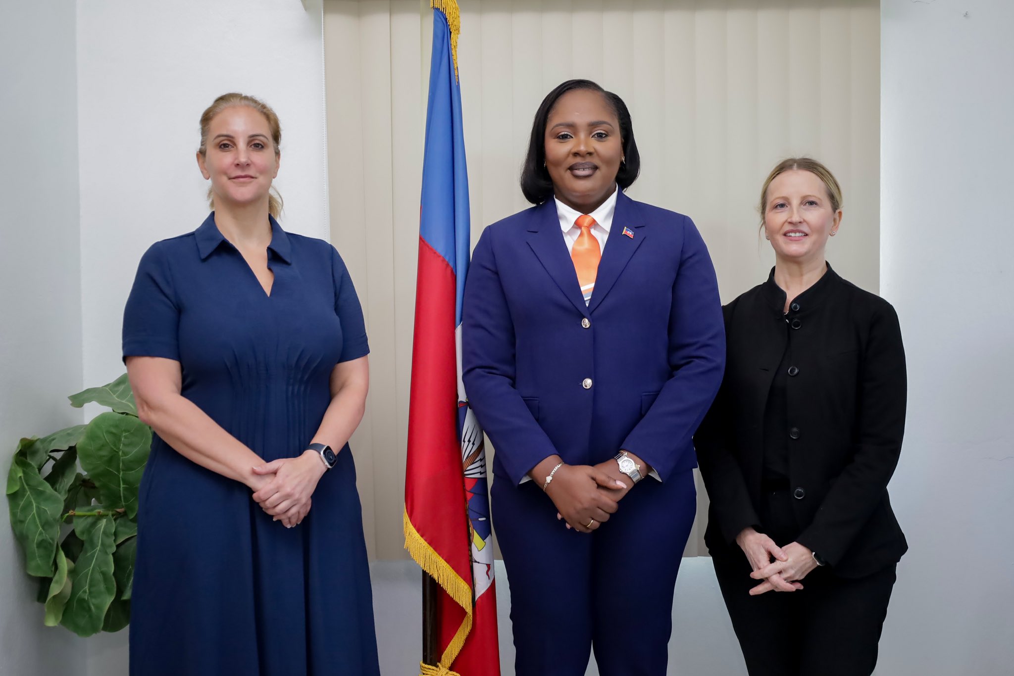Sandra Paulemon, ministre haïtienne de la Planification, serrant la main de Kara Babrowski, conseillère économique de l’ambassade des États-Unis, lors d’une réunion de travail sur la coordination de l’aide au développement à Port-au-Prince.