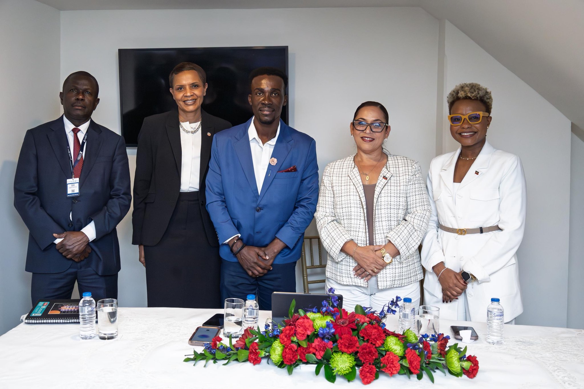 La ministre haïtienne Raina Forbin en rencontre avec des étudiants boursiers haïtiens à Bogotá, Colombie, mars 2026.​​​​​​​​​​​​​​​​