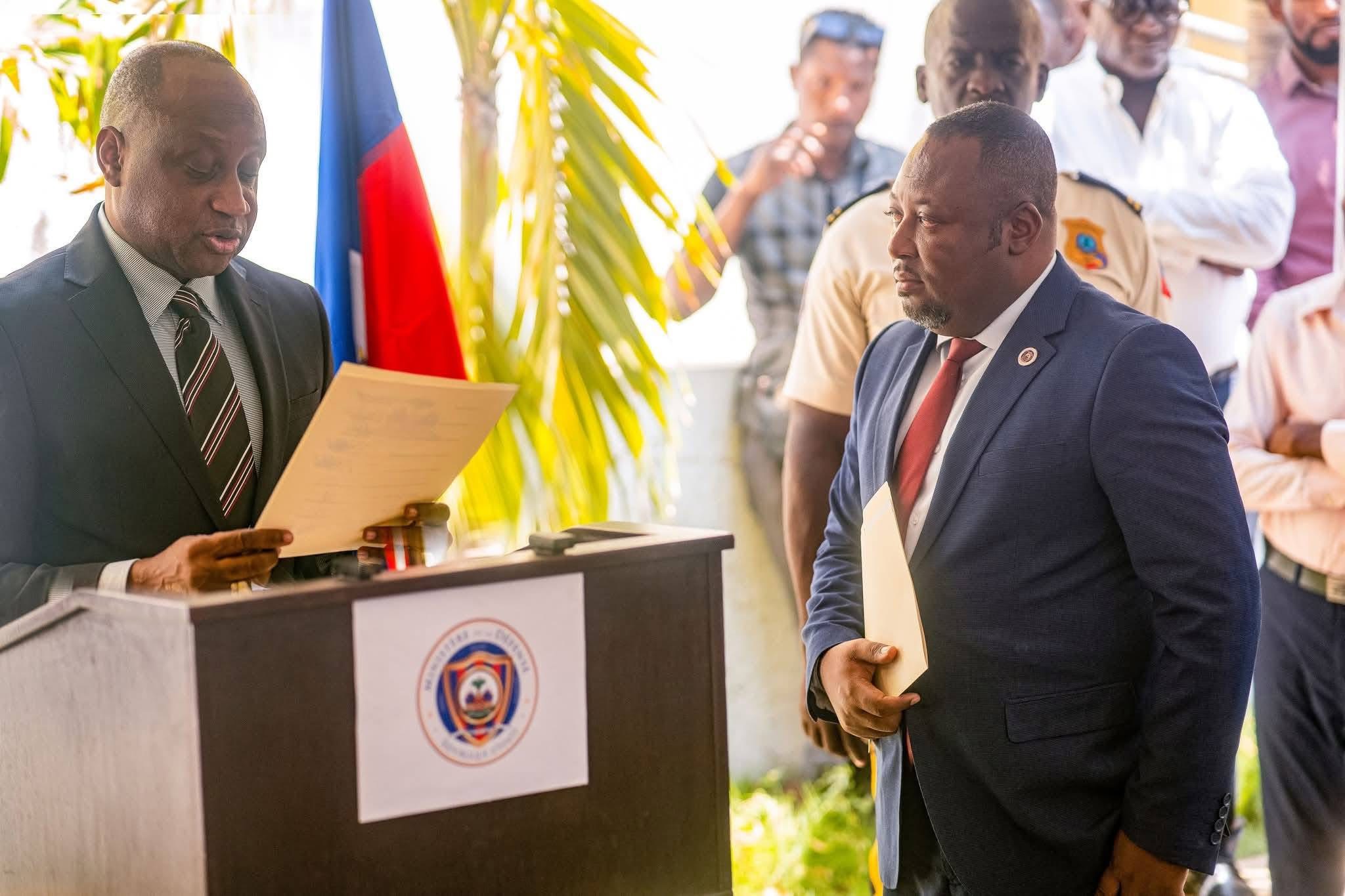 Arnaud Venant prêt à prendre ses fonctions de Directeur général du ministère de la Défense en présence du ministre Mario Andrésol à Port-au-Prince