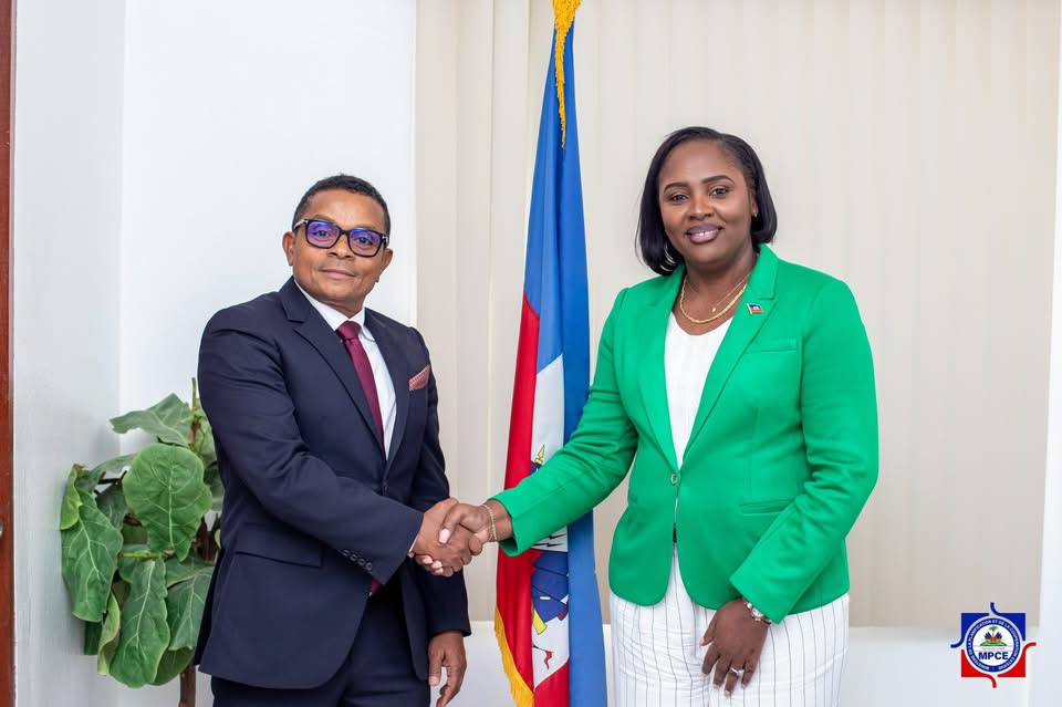 La ministre Sandra Paulemon du MPCE et l'ingénieur Joseph Almathe Pierre Louis du MTPTC lors d'une réunion de coordination à Port-au-Prince, le 27 mars 2026.