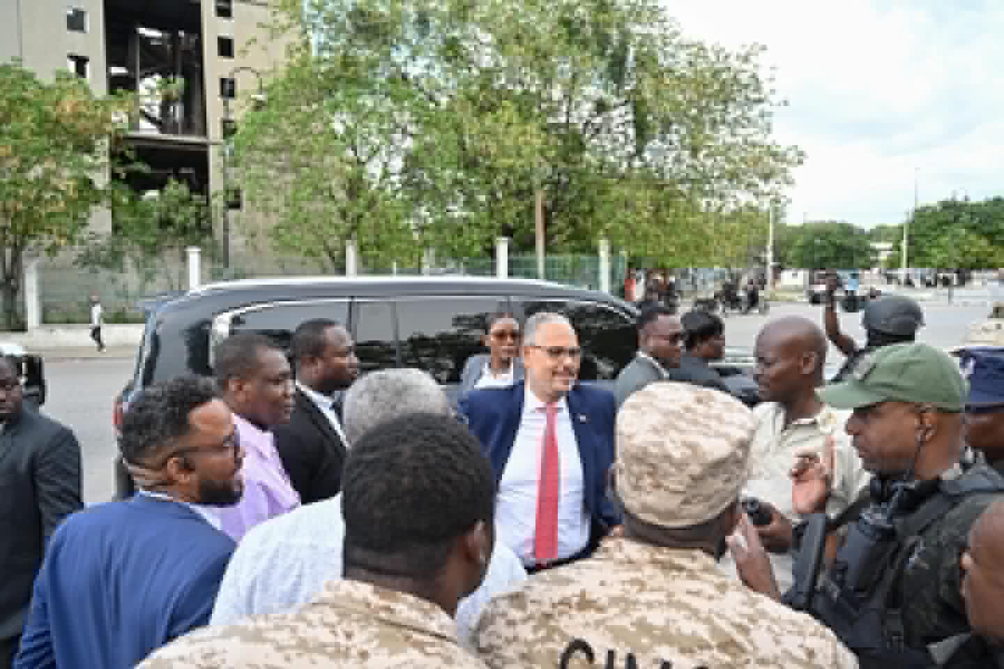 Le Premier ministre haïtien Alix Didier Fils-Aimé en visite au Champ de Mars près de la Tour 2024 à Port-au-Prince, échangeant avec des citoyens lors d’une inspection sécuritaire le 27 mars 2026