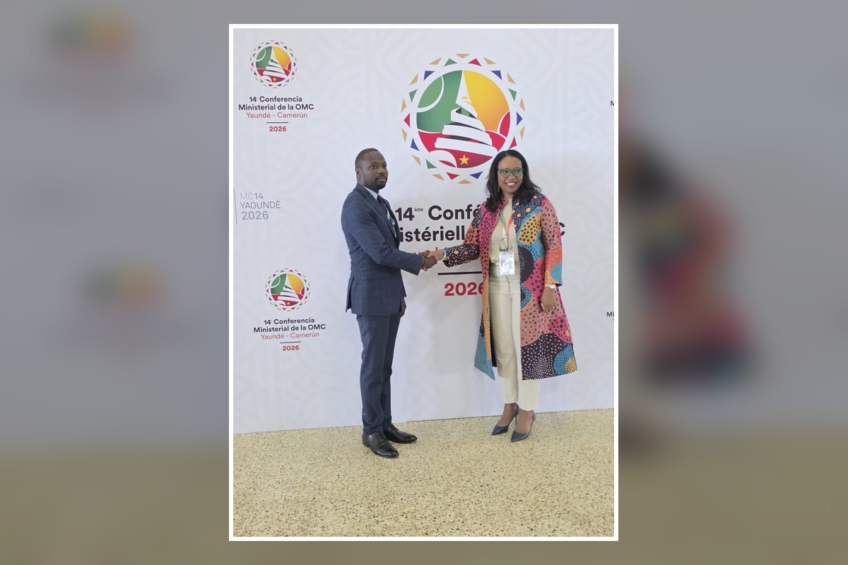 Poignée de main entre un représentant du MCI et un représentant du CIR lors de la 14e Conférence Ministérielle de l’OMC à Yaoundé, Cameroun, 2026, marquant le début d’une coopération pour le développement commercial et halieutique en Haïti.