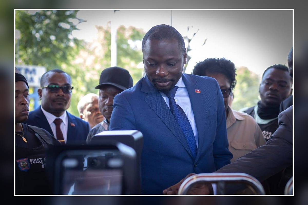 Le ministre Monazard du MCI entouré d’agents de la Police Nationale d’Haïti lors d’une intervention terrain sur la distribution et le contrôle de la vente de carburant à Port-au-Prince, mars 2026.