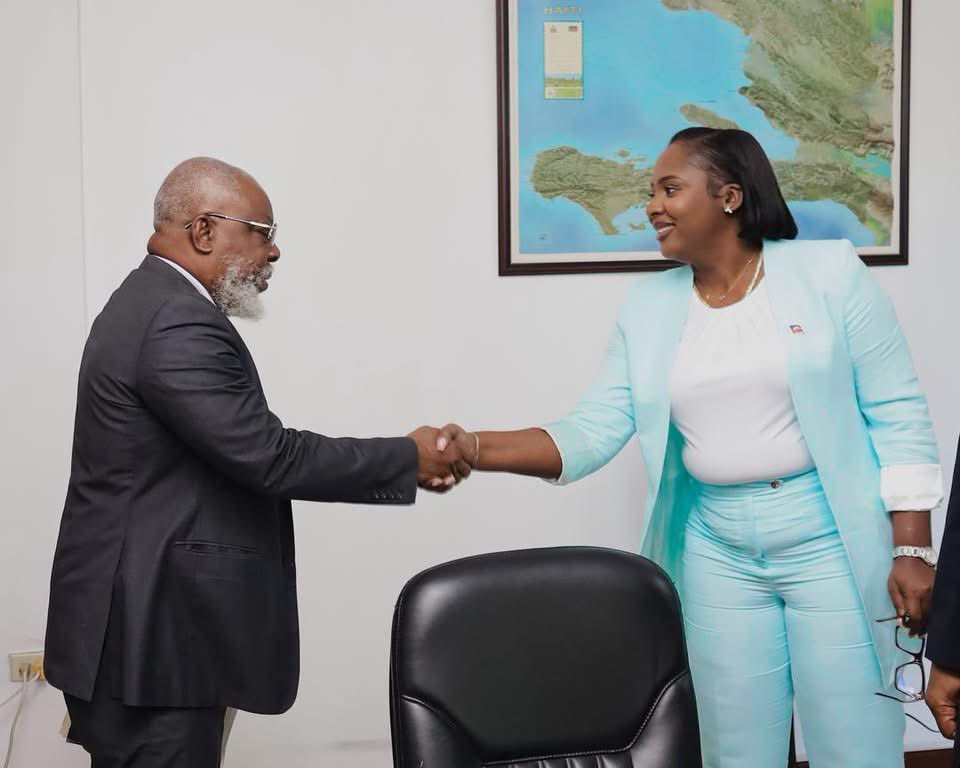 La ministre Sandra Paulemon et le directeur général du CTPEA, Hosval Tristan, lors de leur rencontre au siège du MPCE à Port-au-Prince.