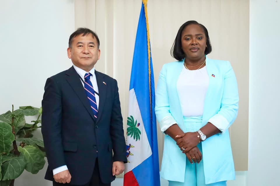 La Ministre Sandra PAULEMON en réunion avec l’Ambassadeur du Japon Kazuhiko NISHIUCHI à Port-au-Prince