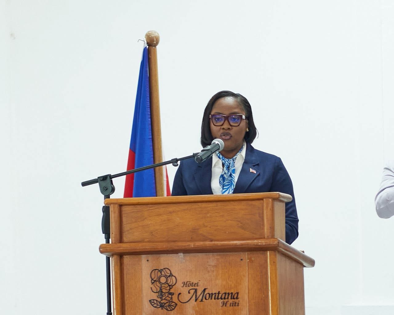 Sandra Paulemon, ministre de la Planification et de la Coopération externe d'Haïti, prononce un discours lors du lancement du programme de maîtrise en aménagement du territoire à Port-au-Prince, le 31 mars 2026.