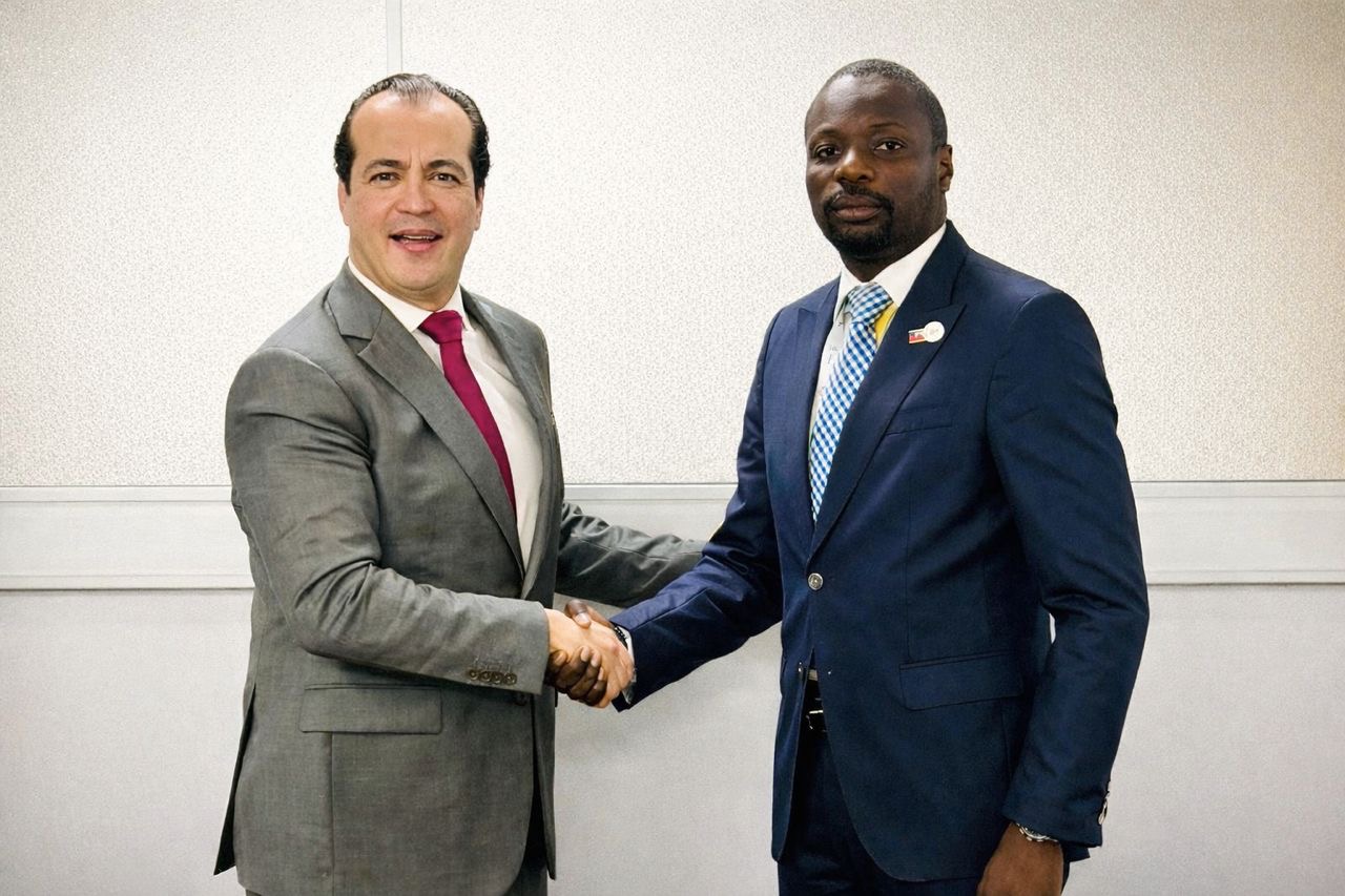 Rencontre bilatérale entre James Monazard, ministre du Commerce et de l’Industrie d’Haïti, et Luiz Tosendo Gutiérrez Romano, vice-ministre mexicain de l’Économie, lors de la 14e Conférence ministérielle de l’OMC, le 28 mars.