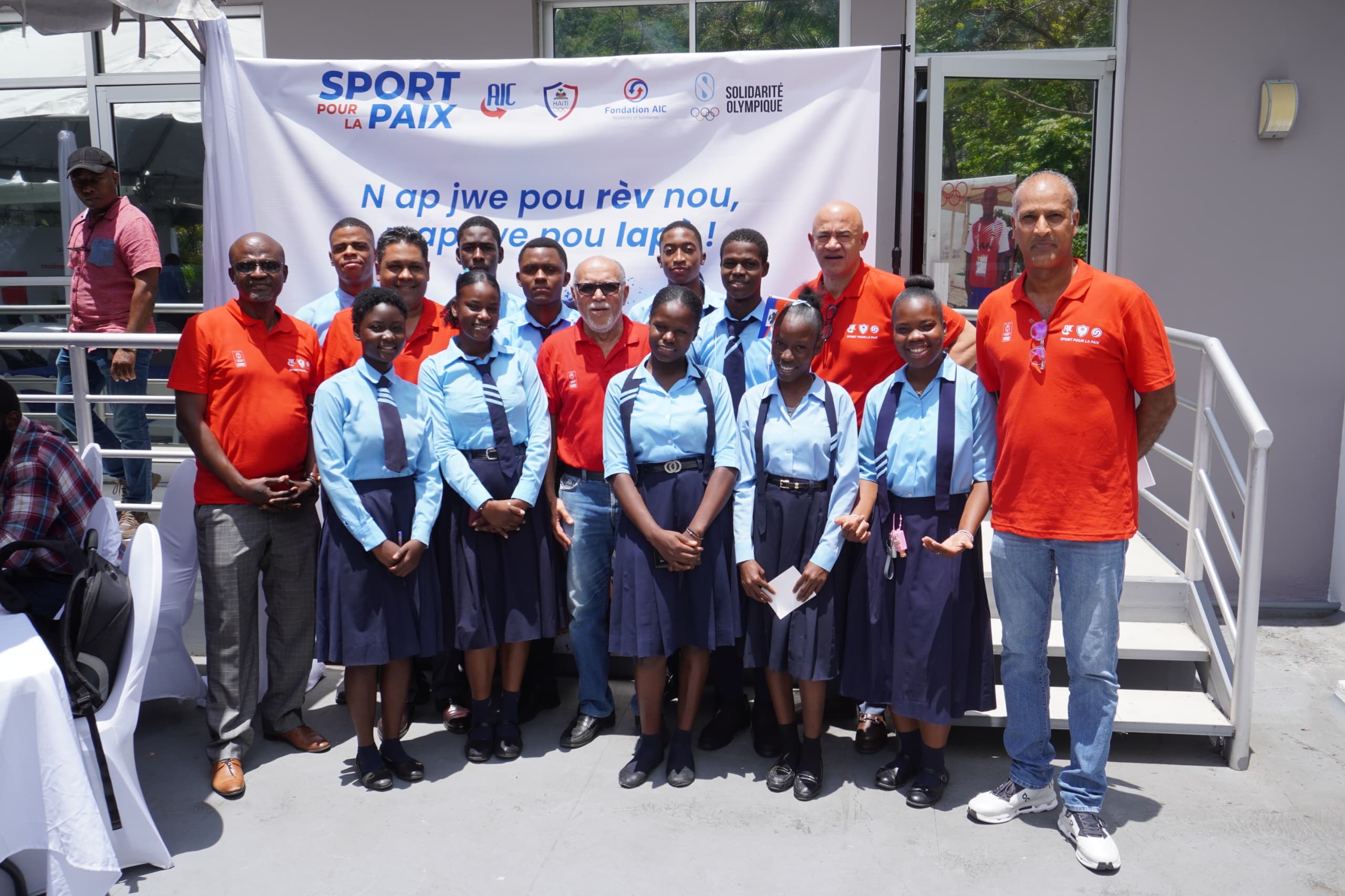 Jeunes participants au lancement du programme « Sport pour la Paix » au siège du Comité Olympique Haïtien à Port-au-Prince