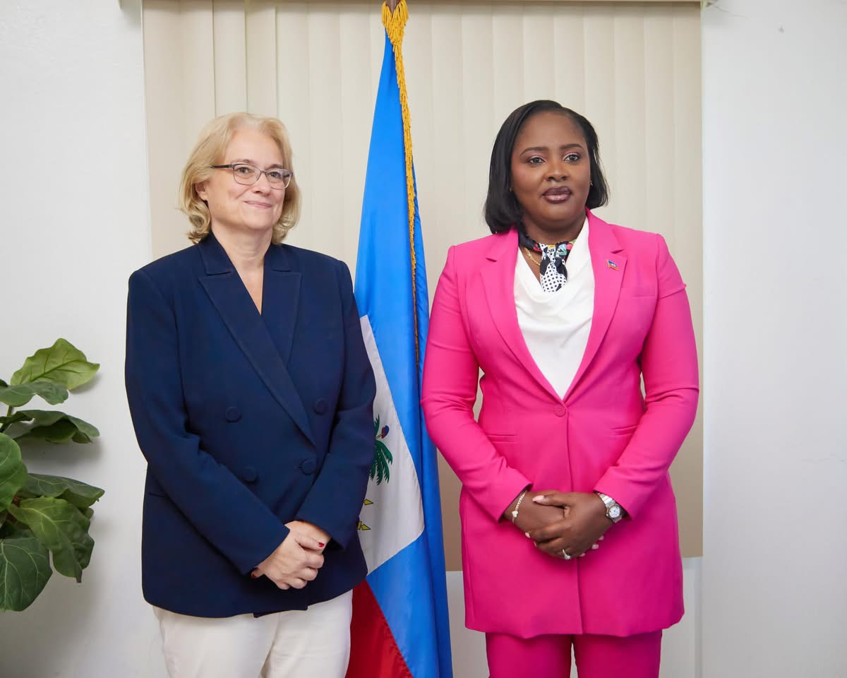 La ministre haïtienne de la Planification, Sandra Paulemon, et l’ambassadrice de l’Union européenne en Haïti, Hélène Roos, lors de leur rencontre à Port-au-Prince le 1er avril 2026.