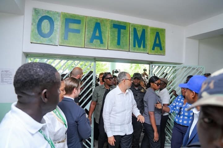 Le Premier ministre Alix Didier Fils-Aimé en visite à l’hôpital OFATMA des Cayes échange avec le personnel soignant