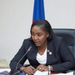 Sandra Paulemon lors d’une réunion avec les directeurs départementaux et responsables des services centraux du MPCE à Port-au-Prince