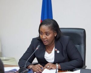 Sandra Paulemon lors d’une réunion avec les directeurs départementaux et responsables des services centraux du MPCE à Port-au-Prince