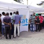 Des citoyens haïtiens récupèrent leur carte d’identité biométrique lors de l’opération KatOuLa organisée par l’Office National d’Identification à Tabarre et Canapé-Vert, Port-au-Prince.