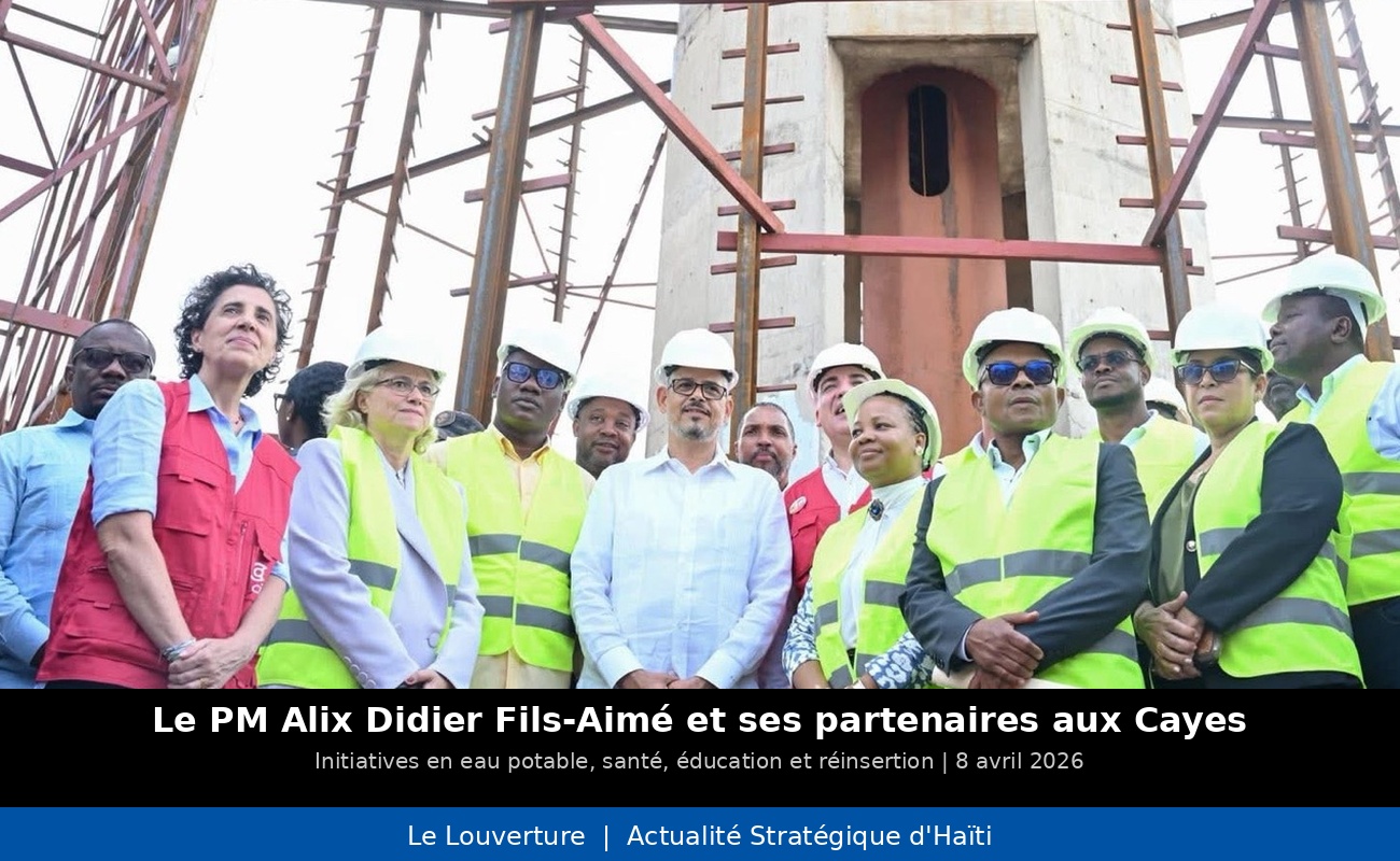 Le Premier ministre Alix Didier Fils-Aimé entouré de membres de son gouvernement et de partenaires internationaux lors d’une visite sur le terrain aux Cayes, engagés pour la stabilisation et le développement d’Haïti.