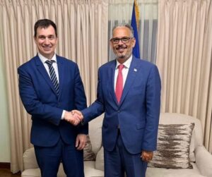 Le Premier ministre Alix Didier Fils-Aimé en discussion avec Gilles Michaud des Nations Unies lors d’un entretien sur la sécurité en Haïti.