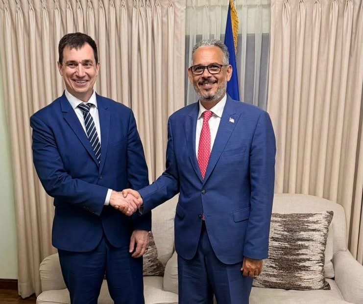 Le Premier ministre Alix Didier Fils-Aimé en discussion avec Gilles Michaud des Nations Unies lors d’un entretien sur la sécurité en Haïti.