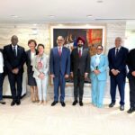 Le Premier ministre Alix Didier Fils-Aimé et la ministre Raina Forbin lors de leur rencontre avec le président de la Banque mondiale Ajay Banga à Washington sur les priorités sécuritaires et économiques d’Haïti.