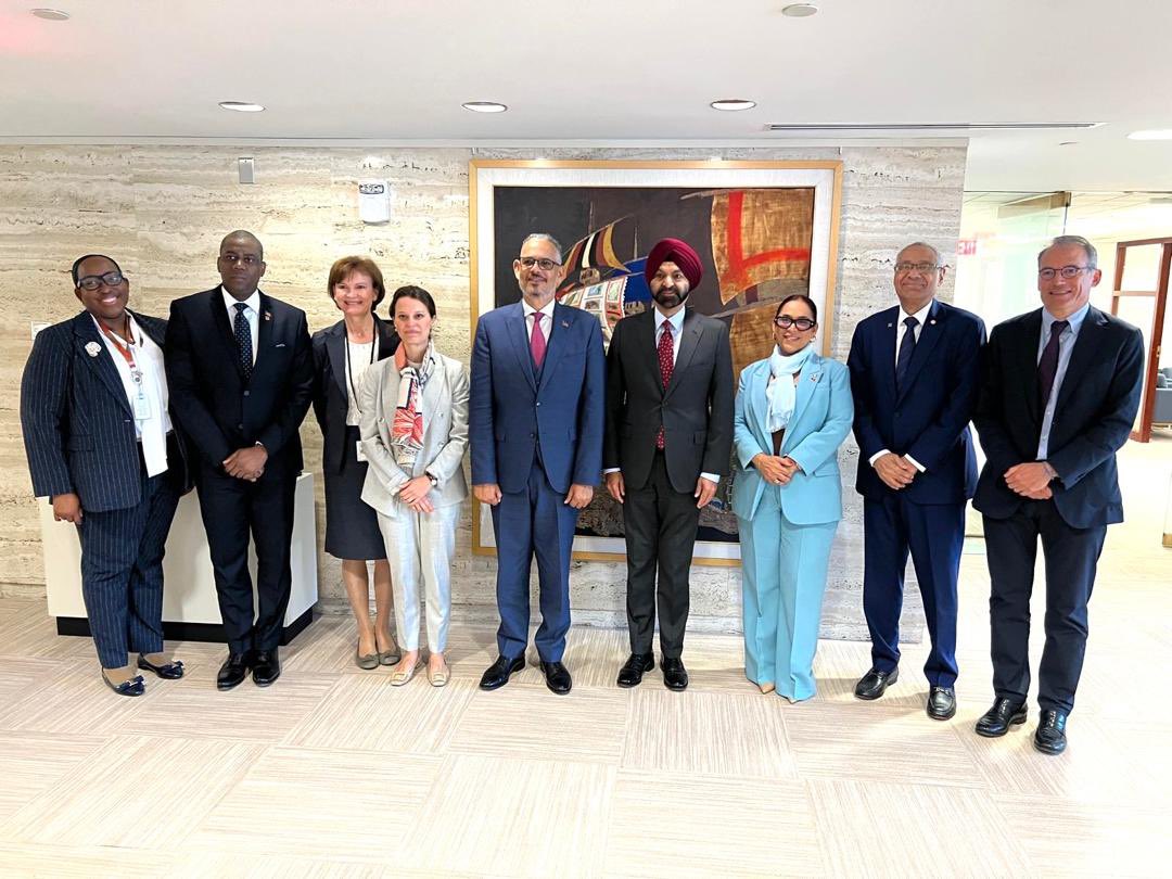 Le Premier ministre Alix Didier Fils-Aimé et la ministre Raina Forbin lors de leur rencontre avec le président de la Banque mondiale Ajay Banga à Washington sur les priorités sécuritaires et économiques d’Haïti.