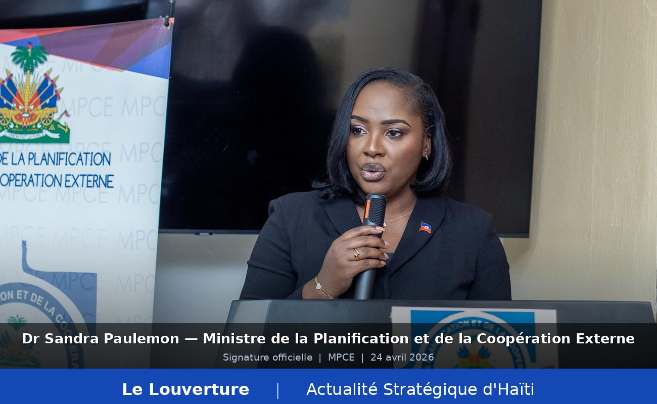 La ministre Sandra Paulemon, marraine de la promotion Monferrier Dorval de l’EDSEG, lors de son allocution aux nouveaux diplômés en droit à Gonaïves, les appelant à défendre l’État de droit