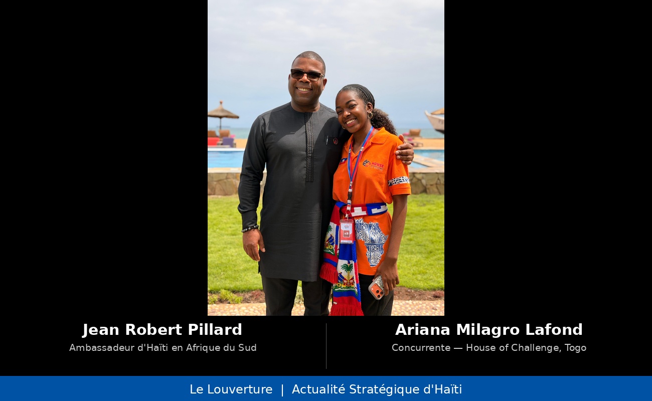 L’ambassadeur d’Haïti en Afrique du Sud Jean Robert Pillard remettant une lettre d’hommage officielle à l’influenceuse Ariana Milagro Lafond lors de sa visite au Togo dans le cadre de l’émission House of Challenge.