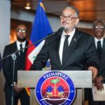 Le Premier ministre Alix Didier Fils-Aimé dépose une gerbe de fleurs au pied du monument de Toussaint Louverture au Champ-de-Mars lors de la commémoration du 223ᵉ anniversaire de sa mort et du 43ᵉ anniversaire du MUPANAH.