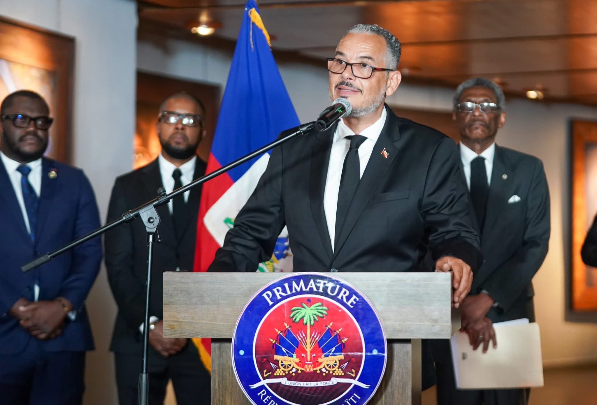 Le Premier ministre Alix Didier Fils-Aimé dépose une gerbe de fleurs au pied du monument de Toussaint Louverture au Champ-de-Mars lors de la commémoration du 223ᵉ anniversaire de sa mort et du 43ᵉ anniversaire du MUPANAH.