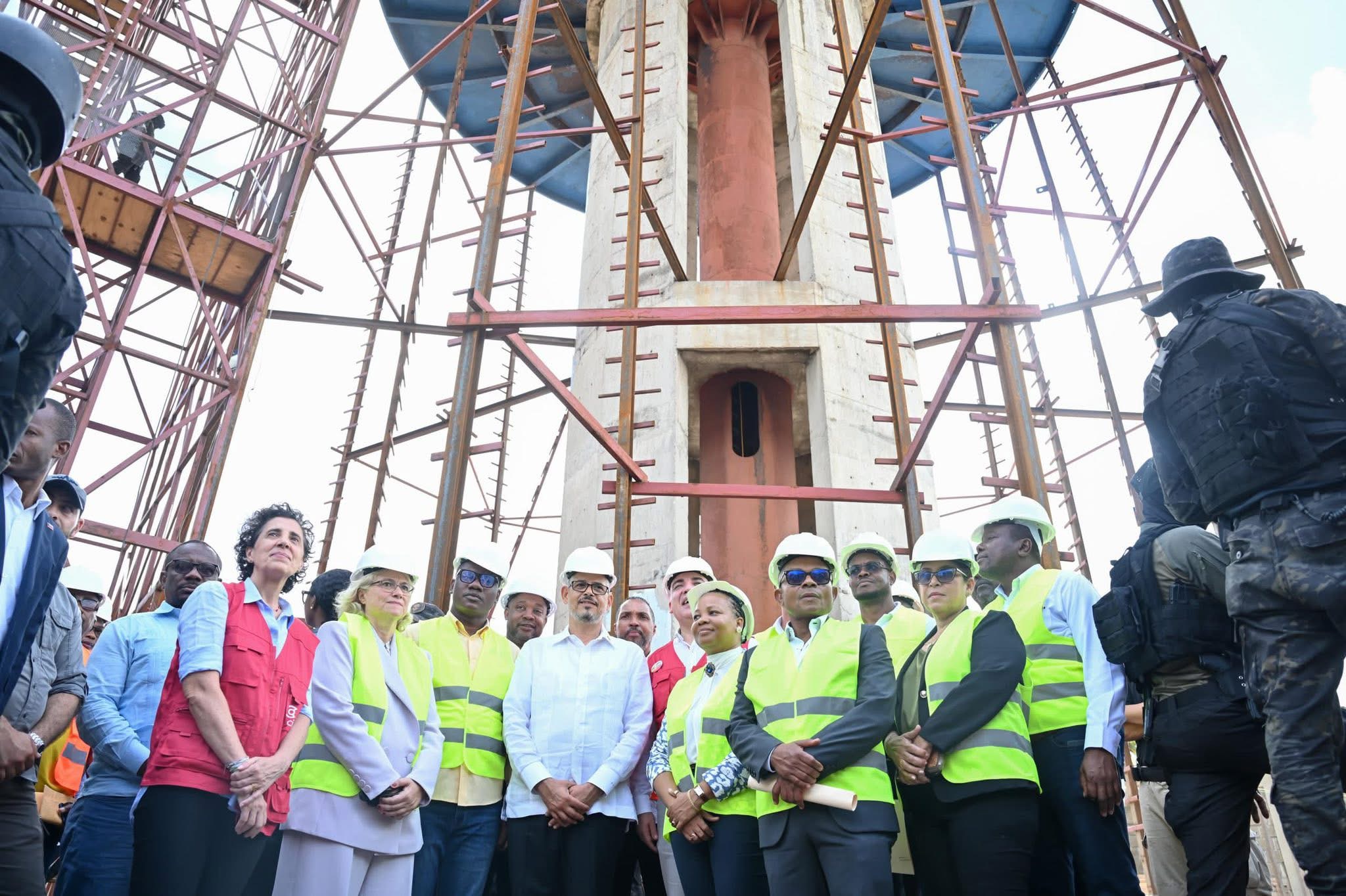 Alix Didier Fils-Aimé en visite au réservoir hydraulique de la Savane aux Cayes pour évaluer les travaux d’amélioration de l’accès à l’eau potable