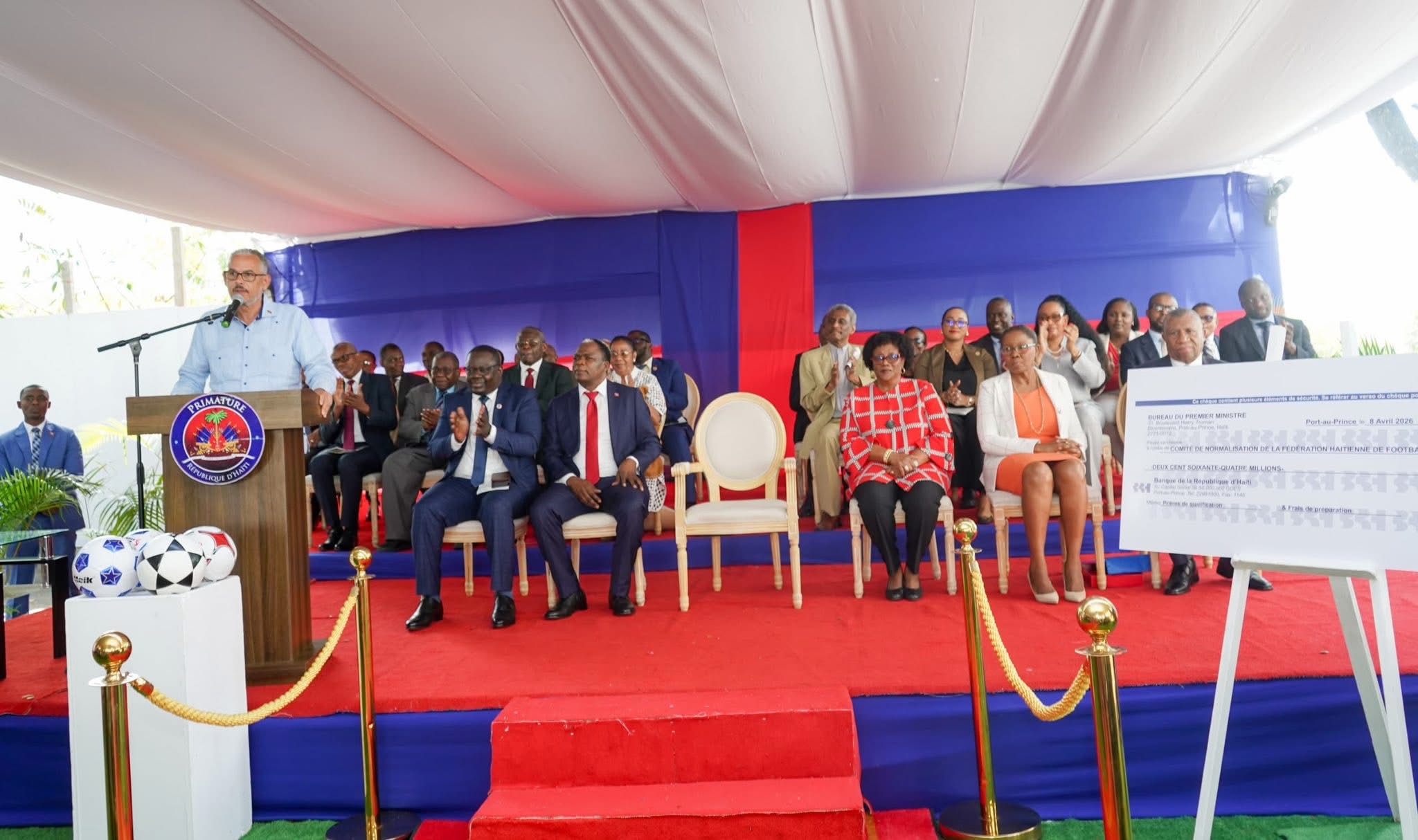 Alix Didier Fils-Aimé remet un chèque au Comité de normalisation de la Fédération haïtienne de football pour soutenir les Grenadiers en vue de la Coupe du monde 2026