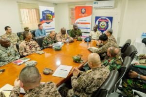 Des responsables de la Police nationale d’Haïti et de la Force de répression des gangs réunis lors d’une rencontre stratégique à Port-au-Prince