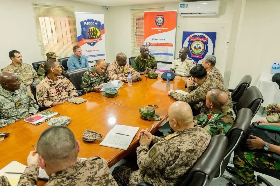 Des responsables de la Police nationale d’Haïti et de la Force de répression des gangs réunis lors d’une rencontre stratégique à Port-au-Prince