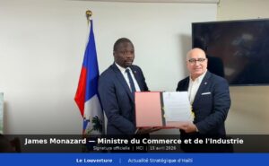 Le ministre du Commerce James Monazard posant avec un responsable de ALPLA Haiti lors de la signature officielle du projet à CODEVI