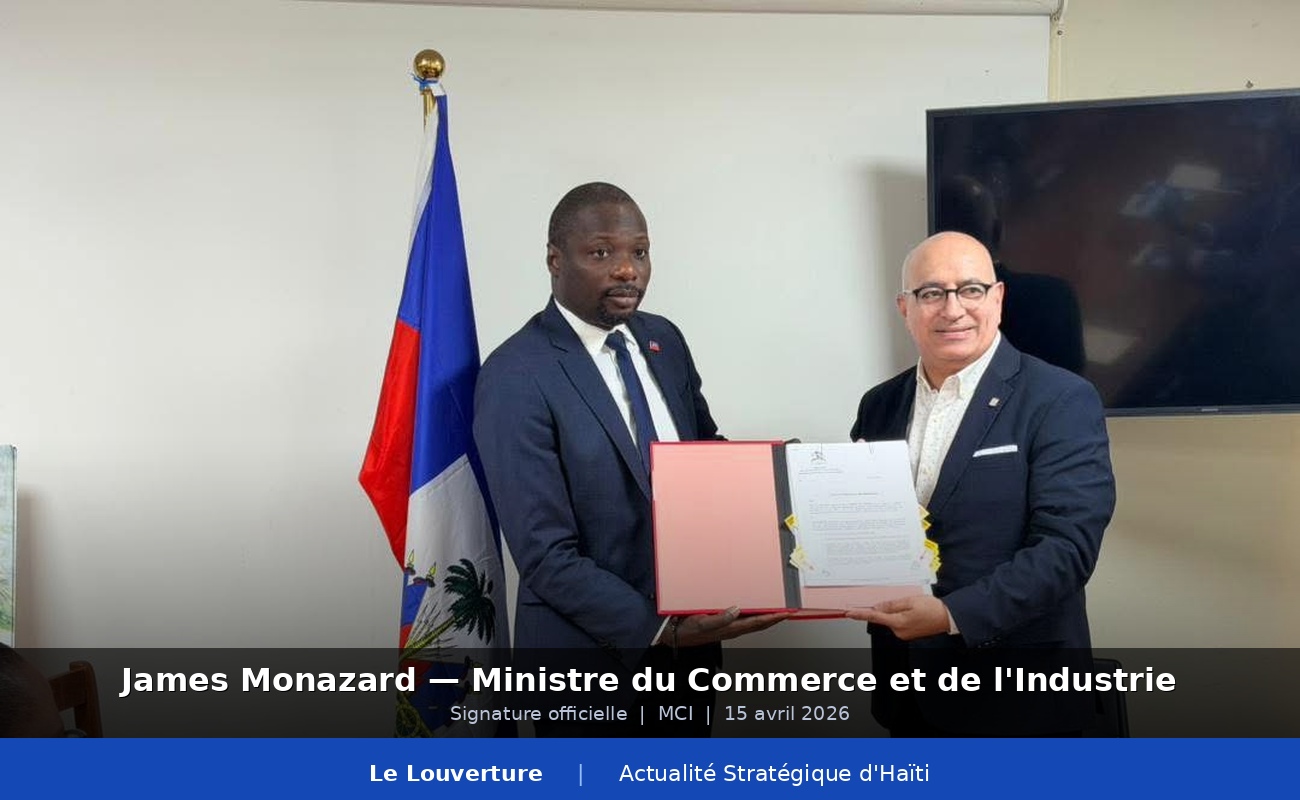 Le ministre du Commerce James Monazard posant avec un responsable de ALPLA Haiti lors de la signature officielle du projet à CODEVI