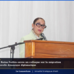 La chancelière haïtienne Raina Forbin à la tribune lors de l’ouverture du colloque national sur la migration, Port-au-Prince, 29 avril 2026.