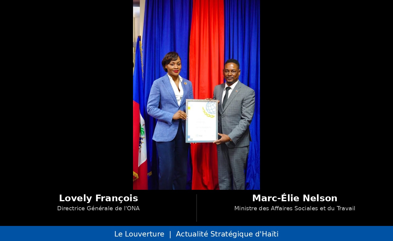 La Directrice Générale de l’ONA Lovely François reçoit la distinction nationale pour le programme ONA KREDI ESPWA lors de la cérémonie organisée sous l’égide du MAST à Port-au-Prince.