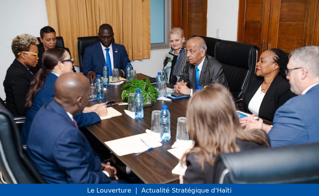 La chancelière haïtienne Raina Forbin en réunion avec la délégation des Nations Unies conduite par Atul Khare sur le déploiement de la Force de répression des gangs.