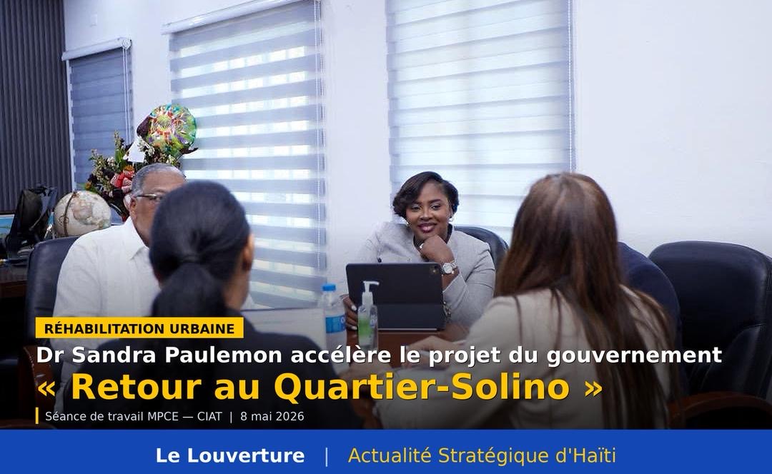 Séance de travail au ministère de la Planification et de la Coopération externe d’Haïti. Autour de la table : la ministre Dr Sandra Paulemon, l’ingénieure Pascal Oriol et la secrétaire exécutive du CIAT, Marie Christine Stephenson. Carte du quartier Solino en arrière-plan.