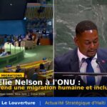 Marc-Elie Nelson, ministre haïtien des Affaires sociales et du Travail, debout à la tribune de l'ONU face aux drapeaux des États membres, prononçant un discours sur la migration humaine et inclusive lors du IMRF 2026 à New York.