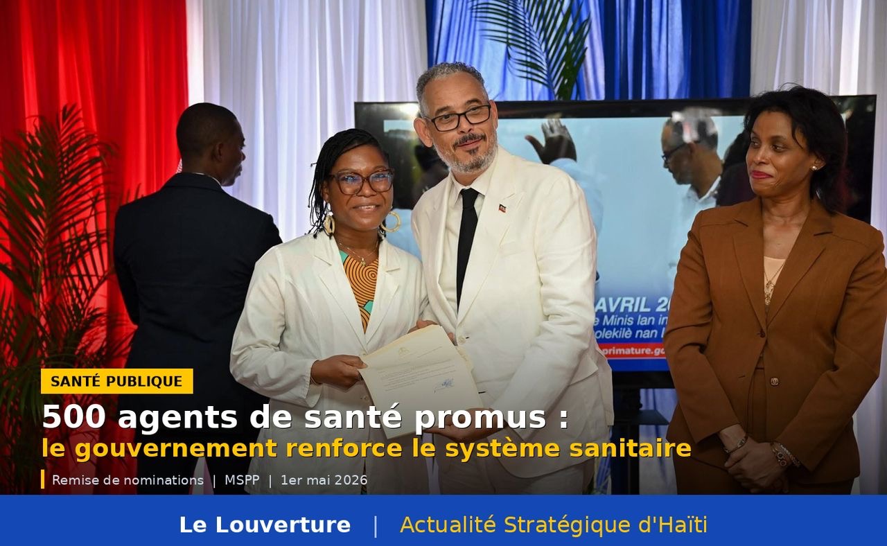 Le Premier ministre Alix Didier Fils-Aimé remet une lettre de nomination à une professionnelle de santé lors de la cérémonie de promotion de 500 agents du MSPP, le 1er mai 2026.