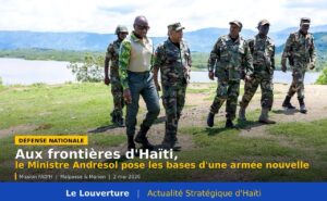 Le Ministre de la Défense Mario Andrésol en inspection avec des soldats des Forces armées d'Haïti dans une zone frontalière, lors de sa mission de terrain aux bases militaires de Malpasse et Marion, le 2 mai 2026.