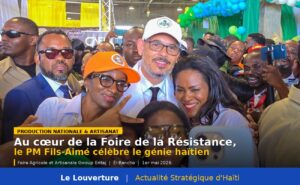 Le Premier ministre Alix Didier Fils-Aimé entouré d'exposants et de participants lors de sa visite à la deuxième édition de la Foire de la Résistance Agricole et Artisanale du Gwoup Eritaj, au El Rancho Convention Center, le 1er mai 2026.