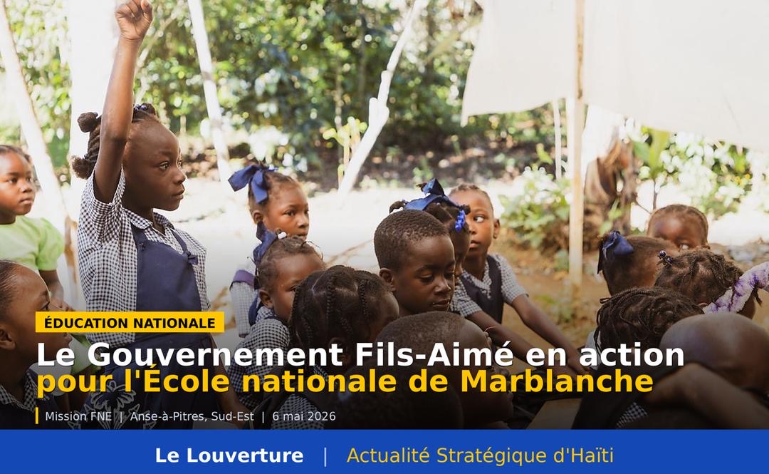 Mission technique du Fonds national de l’Éducation évaluant l’École nationale de Marblanche à Anse-à-Pitres, Haïti, le 6 mai 2026. Bâtiments scolaires précaires entourés d’élèves et de membres de la communauté locale.
