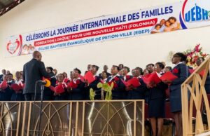 À Pétion-Ville, la FOLONHA sonne l’alarme sur l’effondrement des valeurs familiales en Haïti 26 Des familles réunies à l’Église Baptiste Évangélique de Pétion-Ville lors de l’activité organisée par la FOLONHA pour la Journée internationale des familles.