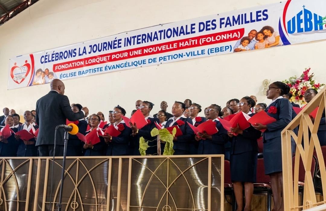 Des familles réunies à l’Église Baptiste Évangélique de Pétion-Ville lors de l’activité organisée par la FOLONHA pour la Journée internationale des familles.